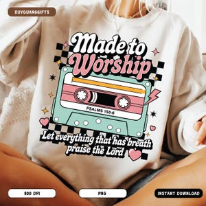 Pu&ograve; includere: Una felpa bianca con un design retr&ograve; che presenta un nastro per cassette, le parole "Made to Worship" e il versetto biblico "Salmi 150:6 Che tutto ci&ograve; che respira lodi il Signore".