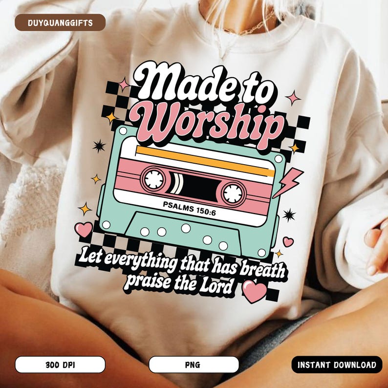 Pu&ograve; includere: Una felpa bianca con un design retr&ograve; che presenta un nastro per cassette, le parole "Made to Worship" e il versetto biblico "Salmi 150:6 Che tutto ci&ograve; che respira lodi il Signore".