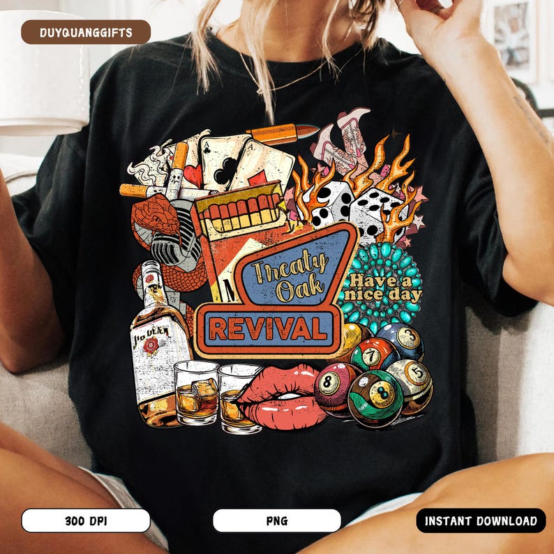 K&ouml;nnte beinhalten: Schwarzes T-Shirt mit einem farbenfrohen Grafikdesign. Das Design zeigt eine Spirituosenflasche, Spielkarten, W&uuml;rfel, eine Zigarettenschachtel und Billardkugeln. Die Worte "Treaty Oak Revival" und "Have a nice day" sind ebenfalls enthalten.