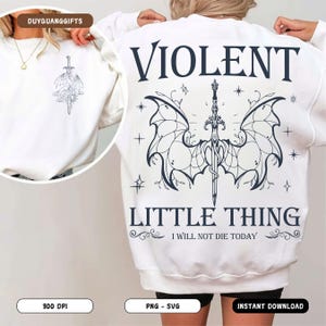 Puede incluir: Sudadera blanca con un diseño gráfico negro de una espada con alas y el texto "VIOLENT LITTLE THING I WILL NOT DIE TODAY".