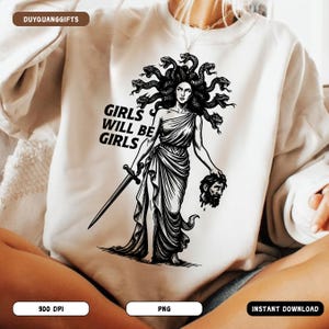 Può includere: Felpa bianca con un'illustrazione in bianco e nero di Medusa che tiene una spada e una testa mozzata. Il testo "GIRLS WILL BE GIRLS" è stampato sul davanti. Download digitale.