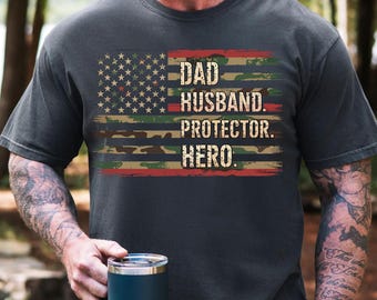 Papá, esposo y héroe protector retro (PNG), camiseta de caza de camuflaje (PNG), diseño del mejor papá, regalo para papá militar (PNG), Día del padre militar (PNG)