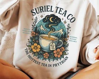 Suriel Tea Co PNG, Design de Sublimação Literária Inspirado em ACOTAR, Camisa de Fantasia Velaris PNG, Produtos do Universo SJM PNG, Presente para Amantes de Livros PNG