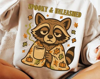 Spooky und entfesselte PNG, lustiges müdes Waschbär-Halloween-Design, gemütliches Herbstkaffee-Shirt PNG, süße Feral Vibes Sublimation, Herbstkürbis PNG