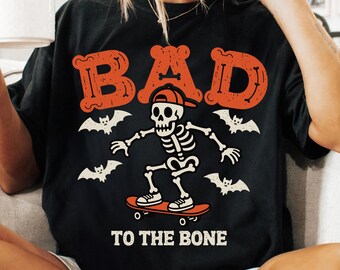 Bad to the Bone Halloween PNG SVG, Skelett Skateboard PNG, Gruselige Saison Kinder-Shirt-Design, Halloween-Skelett Clipart, Herbst Skate Grafik