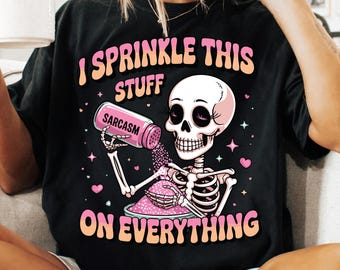 Strooi het skelet PNG, grappig gebleekt shirt png, sarcastisch spookachtig ontwerp, grappige Halloween-afbeelding png, griezelig schattig spook png