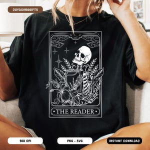 Die Leser-Tarot-Karte SVG, Romanze-Leser PNG, Smut-Leser-Svg, Smut-Schlampe, Booktok-Svg, Skelett-Lesung Witchy Tarot-Karte PNG, Bücherstapel
