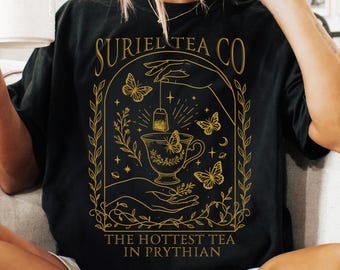 Suriel Tea Co PNG Svg, Camiseta inspirada em ACOTAR PNG, Design de sublimação de fantasia retrô Sarah J Maas, Amante de livros do Reino Fae aconchegante PNG