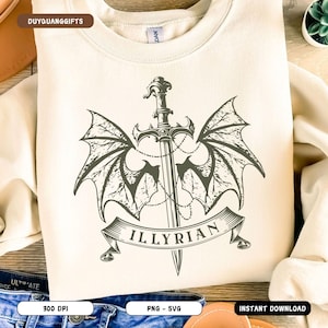 Puede incluir: Una sudadera beige con un diseño gráfico de una espada con alas y una pancarta que dice "ILLYIRIAN".