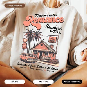 Peut inclure: Un design graphique représentant un motel rose et blanc avec des palmiers et le texte "Bienvenue au Romance Readers Motel". Le texte "Because Life is Better with Books" est situé sous le motel avec les mots "Open 24/7", "Books & Breakfast", et "Book Club" en dessous.