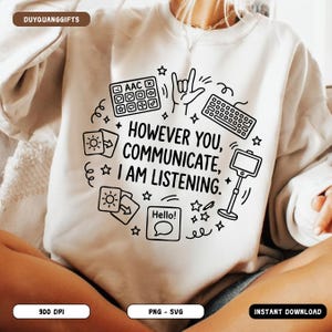 Könnte beinhalten: Cremefarbenes Sweatshirt mit schwarzem Grafikdesign. Das Design umfasst eine Tastatur, ein Handzeichen und den Text "HOWEVER YOU, COMMUNICATE, I AM LISTENING." Das Sweatshirt ist eine PNG- und SVG-Datei.