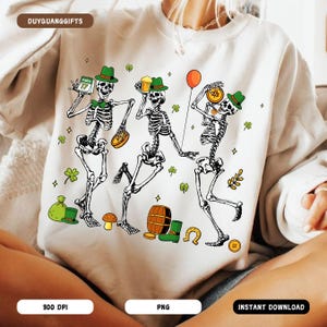 Op de afbeelding: Drie skeletten gekleed in groene hoeden en met een biertje, een kalender en een gouden munt in de hand. De skeletten dansen met klavertjesvier en een hoefijzer eromheen. De achtergrond is wit.