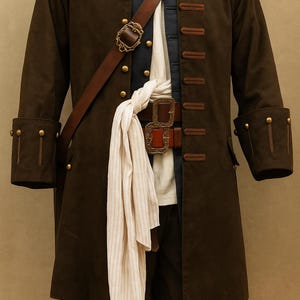 以下が含まれることがあります： 金色のボタンが付いた長いコート、装飾的なバックルが付いた茶色の革のベルト、白いスカーフが特徴の茶色の海賊コスチューム。コスチュームには、茶色の革のショルダーストラップとネイビーブルーのベストが含まれています。