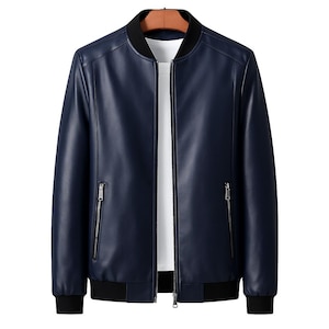 Może przedstawiać: Granatowa skórzana kurtka bomberka z czarnym kołnierzem, mankietami i dołem. Kurtka ma zapięcie na zamek błyskawiczny i dwie boczne kieszenie z zamkami. Kurtka wisi na drewnianym wieszaku.