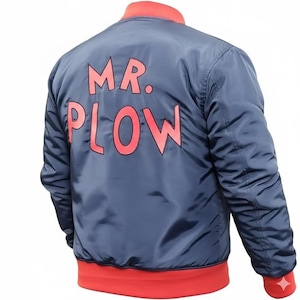 Op de afbeelding: Marineblauwe bomberjack met rode details. De achterkant van de jas toont de woorden "MR. PLOW" in rode blokletters. De jas heeft een rode kraag en manchetten.