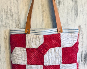 Bolso tote acolchado antiguo con base de lona encerada y correas de cuero.