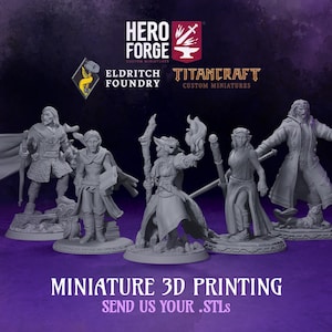 Op de afbeelding: Een promotieafbeelding met vijf grijze miniatuurfiguren van fantasiekarakters. De figuren staan op ronde bases. De afbeelding bevat logo's voor Hero Forge, Eldritch Foundry en TitanCraft. Tekst onderaan luidt "MINIATURE 3D PRINTING SEND US YOUR .STLS".