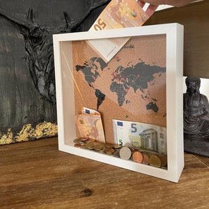Boîte de voyage, épingle de carte du monde, boîte à souvenirs, tirelire, cadeau voyageur, cadeau pour couple, cadeau pour elle, cadeau pour lui • Cadre blanc - carte noire •
