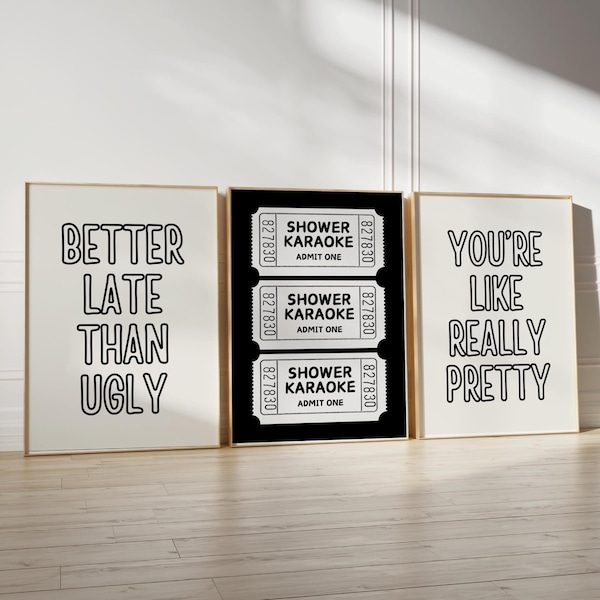 Puede incluir: Tres láminas decorativas enmarcadas. La lámina de la izquierda presenta el texto negro BETTER LATE THAN UGLY. La central muestra tres entradas blancas sobre fondo negro con el texto SHOWER KARAOKE ADMIT ONE. La de la derecha muestra el texto negro YOU'RE LIKE REALLY PRETTY.