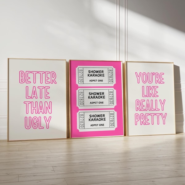 Puede incluir: Tres láminas decorativas enmarcadas. La lámina izquierda presenta el texto rosa BETTER LATE THAN UGLY. La central muestra tres entradas blancas sobre fondo rosa, cada una con la inscripción SHOWER KARAOKE ADMIT ONE. La derecha presenta el texto rosa YOU'RE LIKE REALLY PRETTY.