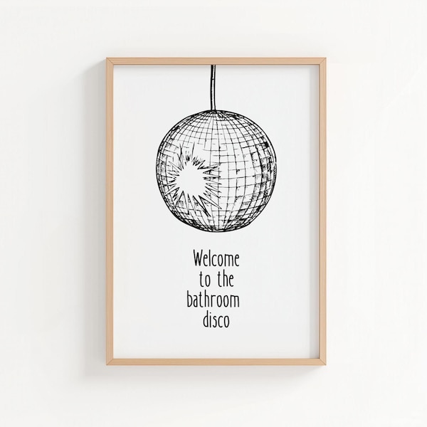 Puede incluir: Una lámina enmarcada con un dibujo lineal en blanco y negro de una bola de discoteca con un reflejo en forma de estrella. Debajo de la ilustración, el texto dice: Welcome to the bathroom disco. El diseño está centrado sobre un fondo blanco.