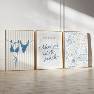 Conjunto de 3 piezas de arte de pared costero en azul y beige con estampado de bikini, decoración playera, postal azul, impresión "Encuéntrame en la playa", póster moderno y preppy, impresiones de verano