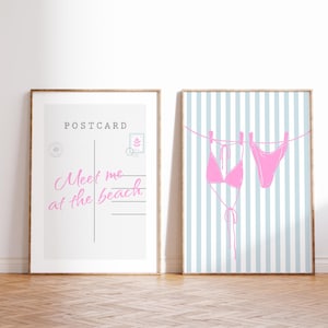 Set di 2 stampe da parete con motivi costieri blu e rosa, decorazioni da spiaggia, cartolina blu, stampa "Incontriamoci in spiaggia", poster preppy alla moda, stampe estive