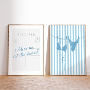 Conjunto de 2 piezas de arte de pared costero azul, estampado de bikini, decoración playera, postal azul, impresión "Encuéntrame en la playa", póster moderno y preppy, impresiones de verano