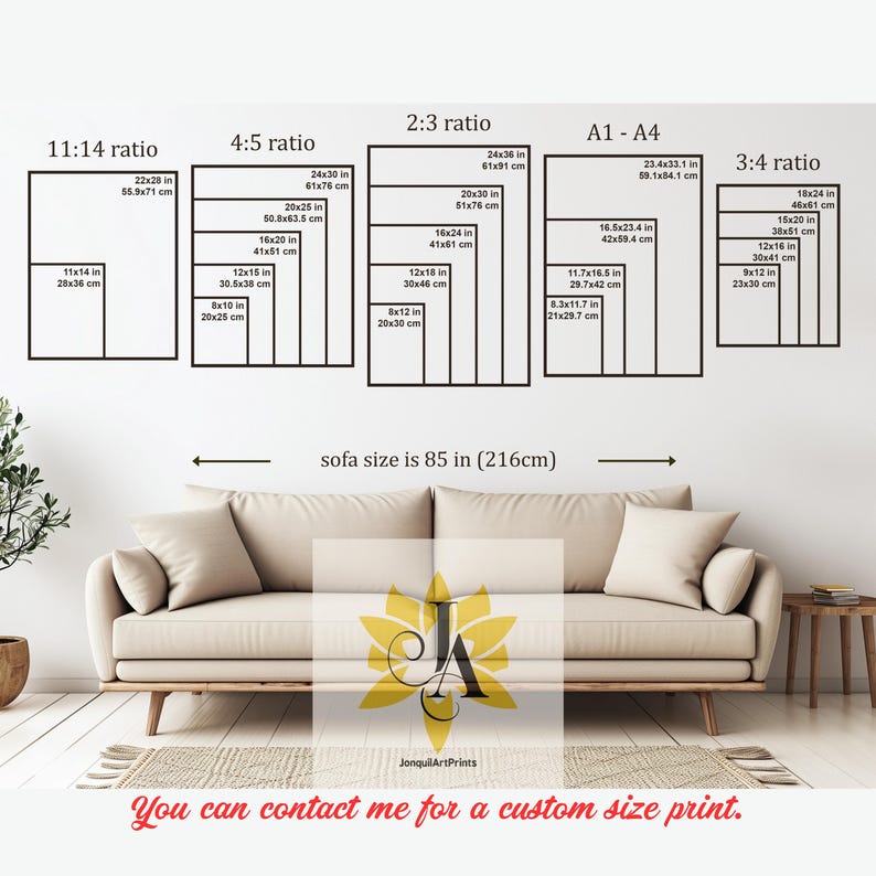 Puede incluir: Una gu&iacute;a de tama&ntilde;os para impresiones de arte mural con varias relaciones de aspecto, incluyendo 11:14, 4:5, 2:3, A1-A4 y 3:4 con dimensiones en cm. Debajo, se muestra un sof&aacute; beige con un tama&ntilde;o de 216 cm y un logotipo central.