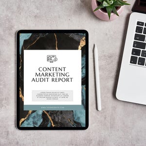 Può includere: Un tablet che mostra un report di audit di marketing dei contenuti con uno sfondo in marmo. Il titolo del report è "Content Marketing Audit Report". Il testo sotto il titolo recita "Lorem ipsum dolor sit amet, consectetur adipiscing elit, sed do eiusmod tempor incididunt ut labore et dolore magna aliqua. Ut enim ad minim veniam." L'indirizzo del sito web "www.fourwebsite.com" è in fondo al report.