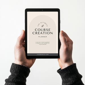 Könnte beinhalten: Ein schwarzes Tablet, das eine beige und weiße Grafik mit dem Text "THE ULTIMATE COURSE CREATION PLANNER" anzeigt. Das Tablet wird von zwei Händen gehalten, und der Bildschirm enthält auch den Text "PLAN OUT YOUR ROADMAP & CREATE THE COURSE OF YOUR DREAMS" und "YOURWEBSITE.COM".