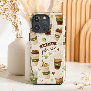 Puede incluir: Una funda de teléfono con un patrón repetido de bebidas de café, incluyendo café helado, lattes y bebidas con crema batida. La frase "coffee please" está escrita en una pancarta marrón. La funda tiene un fondo blanco con acentos verdes y marrones.