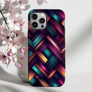 Op de afbeelding: Een smartphonehoesje met een levendig, geometrisch ontwerp. De hoes heeft een patroon van elkaar kruisende lijnen in tinten paars, blauwgroen, oranje en roze. De hoes heeft een uitsparing voor de camera en een zwarte rand.