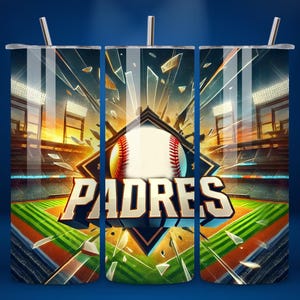 Pode incluir: Um copo de aço inoxidável com um design de beisebol e a palavra "PADRES". O design inclui uma bola de beisebol, um campo de beisebol e um fundo de estádio. O copo tem uma palhinha prateada.