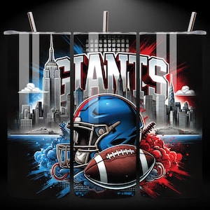以下が含まれることがあります： 赤と青の文字で「GIANTS」と書かれたフットボールのヘルメットとフットボールを特徴とするグラフィックデザインが施されたステンレス製のタンブラー。背景には、高層ビルが立ち並ぶ街並みと、赤、白、青のカラーパレットが描かれています。