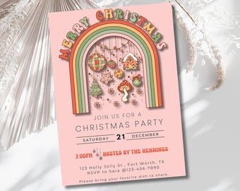 Könnte beinhalten: Eine rosafarbene Weihnachtsfeier-Einladung mit einem Regenbogenbogen, der mit Ornamenten, einem Lebkuchenhaus und einem Pilz geschmückt ist. Der Text lautet "Frohe Weihnachten, Kommen Sie zu einer Weihnachtsfeier, Samstag, 21. Dezember, 19:00 Uhr Gastgeber: Die Hennings, 123 Holly Jolly St., Fort Worth, TX, RSVP an Sara unter 123-456-7890, Bitte bringen Sie Ihr Lieblingsgericht zum Teilen mit."