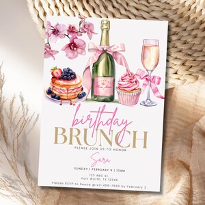 Pode incluir: Um convite para um brunch de anivers&aacute;rio rosa e dourado com uma ilustra&ccedil;&atilde;o em aquarela de uma ta&ccedil;a de champanhe, uma garrafa de champanhe, um cupcake e um prato de panquecas com frutas vermelhas. O texto do convite diz "brunch de anivers&aacute;rio" e "Por favor, junte-se a n&oacute;s para homenagear Sara".