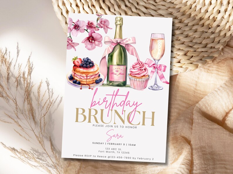 Pode incluir: Um convite para um brunch de anivers&aacute;rio rosa e dourado com uma ilustra&ccedil;&atilde;o em aquarela de uma ta&ccedil;a de champanhe, uma garrafa de champanhe, um cupcake e um prato de panquecas com frutas vermelhas. O texto do convite diz "brunch de anivers&aacute;rio" e "Por favor, junte-se a n&oacute;s para homenagear Sara".