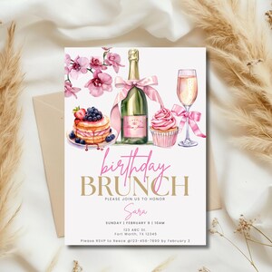 Pode incluir: Um convite para um brunch de anivers&aacute;rio rosa e dourado com uma ilustra&ccedil;&atilde;o em aquarela de uma garrafa de champanhe, uma ta&ccedil;a de champanhe, um cupcake e uma pilha de panquecas com mirtilos e chantilly. O texto do convite diz "brunch de anivers&aacute;rio" e "Por favor, junte-se a n&oacute;s para homenagear Sara".