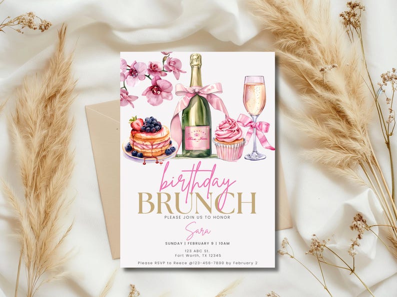 Pode incluir: Um convite para um brunch de anivers&aacute;rio rosa e dourado com uma ilustra&ccedil;&atilde;o em aquarela de uma garrafa de champanhe, uma ta&ccedil;a de champanhe, um cupcake e uma pilha de panquecas com mirtilos e chantilly. O texto do convite diz "brunch de anivers&aacute;rio" e "Por favor, junte-se a n&oacute;s para homenagear Sara".
