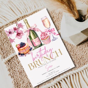 Pode incluir: Um convite para um brunch de anivers&aacute;rio rosa e dourado com uma ilustra&ccedil;&atilde;o em aquarela de champanhe, cupcakes e uma garrafa de champanhe. O texto diz "brunch de anivers&aacute;rio" e "Por favor, junte-se a n&oacute;s para homenagear Sara".