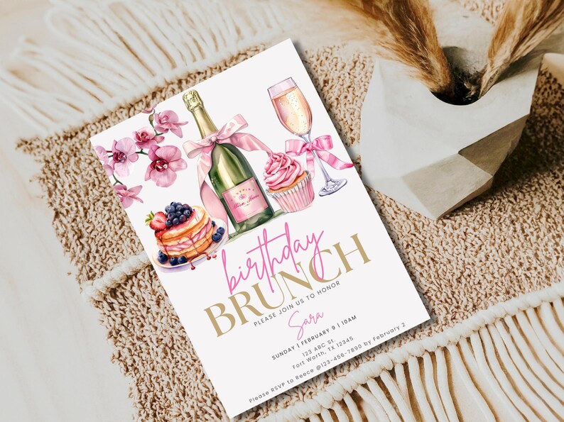 Pode incluir: Um convite para um brunch de anivers&aacute;rio rosa e dourado com uma ilustra&ccedil;&atilde;o em aquarela de champanhe, cupcakes e uma garrafa de champanhe. O texto diz "brunch de anivers&aacute;rio" e "Por favor, junte-se a n&oacute;s para homenagear Sara".