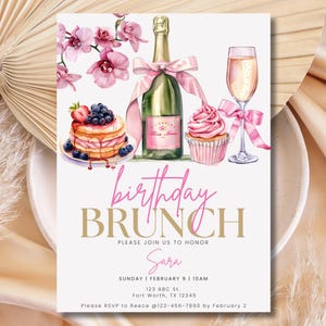 Pode incluir: Um convite para um brunch de anivers&aacute;rio rosa e dourado com uma ilustra&ccedil;&atilde;o em aquarela de champanhe, cupcakes e panquecas. O texto diz "brunch de anivers&aacute;rio" e "Por favor, junte-se a n&oacute;s para homenagear Sara".
