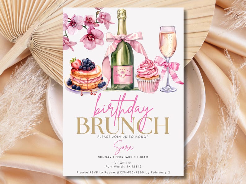 Pode incluir: Um convite para um brunch de anivers&aacute;rio rosa e dourado com uma ilustra&ccedil;&atilde;o em aquarela de champanhe, cupcakes e panquecas. O texto diz "brunch de anivers&aacute;rio" e "Por favor, junte-se a n&oacute;s para homenagear Sara".