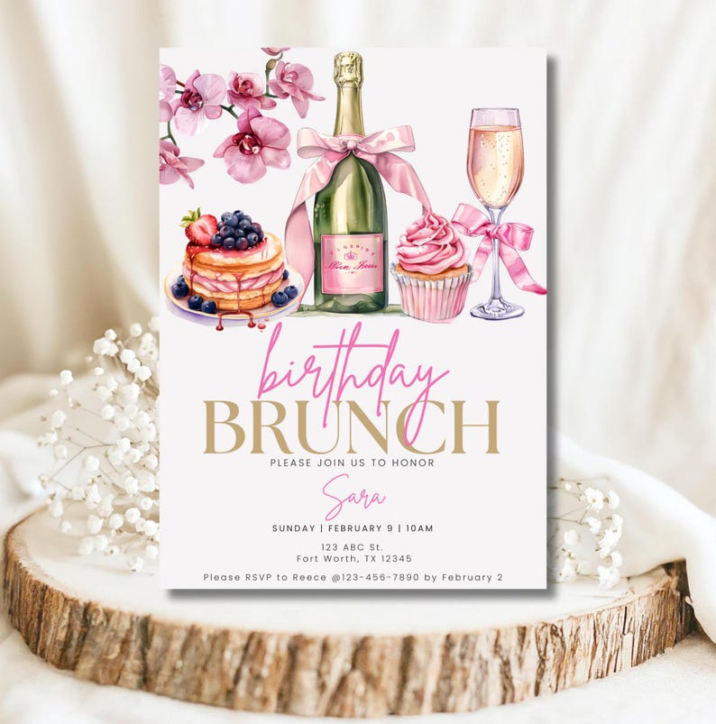 Pode incluir: Um convite para um brunch de anivers&aacute;rio rosa e dourado com uma ilustra&ccedil;&atilde;o em aquarela de uma ta&ccedil;a de champanhe, uma garrafa de champanhe, um cupcake e uma pilha de panquecas com frutas vermelhas e xarope. O texto diz "brunch de anivers&aacute;rio" em letras rosa e dourado, seguido de "Por favor, junte-se a n&oacute;s para homenagear Sara" em letras pretas. O convite inclui a data, hora e local do evento, bem como um pedido de RSVP.