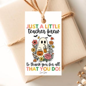 Puede incluir: Una etiqueta de regalo blanca con un dise&ntilde;o tem&aacute;tico de Halloween. La etiqueta presenta un fantasma sosteniendo una bebida de caf&eacute;, rodeado de flores y una calabaza. El texto dice "JUST A LITTLE teacher brew to thank you for all THAT YOU DO!"