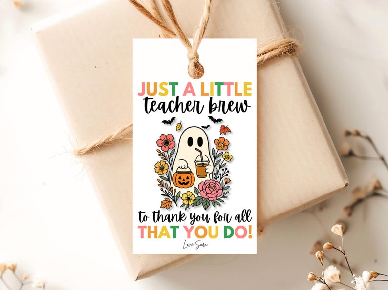 Puede incluir: Una etiqueta de regalo blanca con un dise&ntilde;o tem&aacute;tico de Halloween. La etiqueta presenta un fantasma sosteniendo una bebida de caf&eacute;, rodeado de flores y una calabaza. El texto dice "JUST A LITTLE teacher brew to thank you for all THAT YOU DO!"