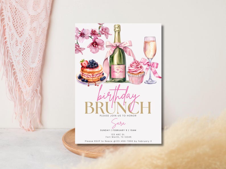 Pode incluir: Um convite para um brunch de anivers&aacute;rio rosa e dourado com uma ilustra&ccedil;&atilde;o em aquarela de uma ta&ccedil;a de champanhe, uma garrafa de champanhe, um cupcake e um prato de panquecas com frutas vermelhas. O texto diz "brunch de anivers&aacute;rio" e "Por favor, junte-se a n&oacute;s para homenagear Sara".