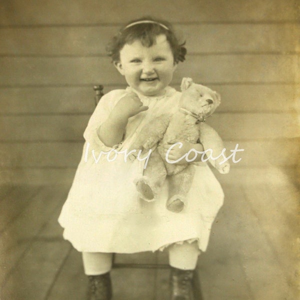 Niño con oso Sepia Vintage Photo. Descarga digital. Imagen, Transferencia, Peluche, Sonrisa, Gracioso, Infantil, Marrón, Bebé, Fotografía,,# 15/P2/EAU