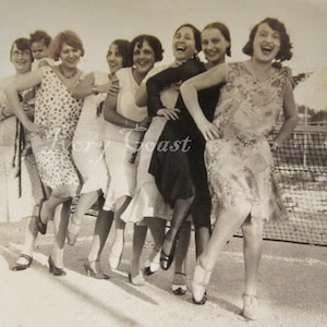 Leg Up Silly Ladies Vintage Foto. Lustig, verspielt, Schwestern, Freundinnen, Kumpels. Digitaler Download. Fotografie, Collage, Mädchen, lustig. #16P/ES